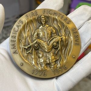 BRONZE AMERICA'S FIRE FIGHTERS BICENTENNIAL MEDAL SIZE 76mm-76mm
